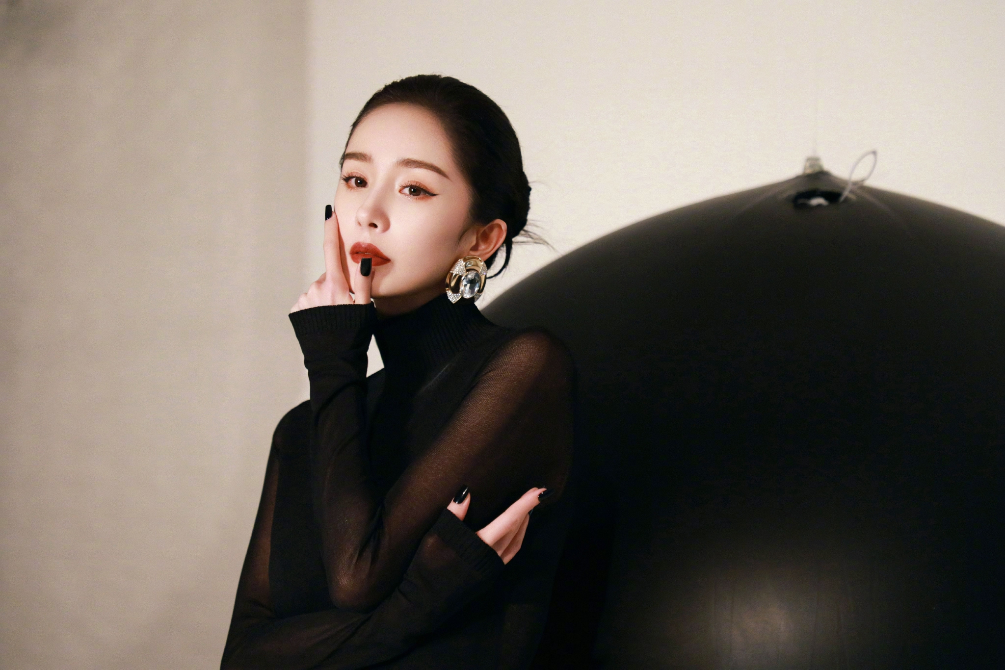 杨幂最新杂志大片盘发77美甲造型高级优雅的气质