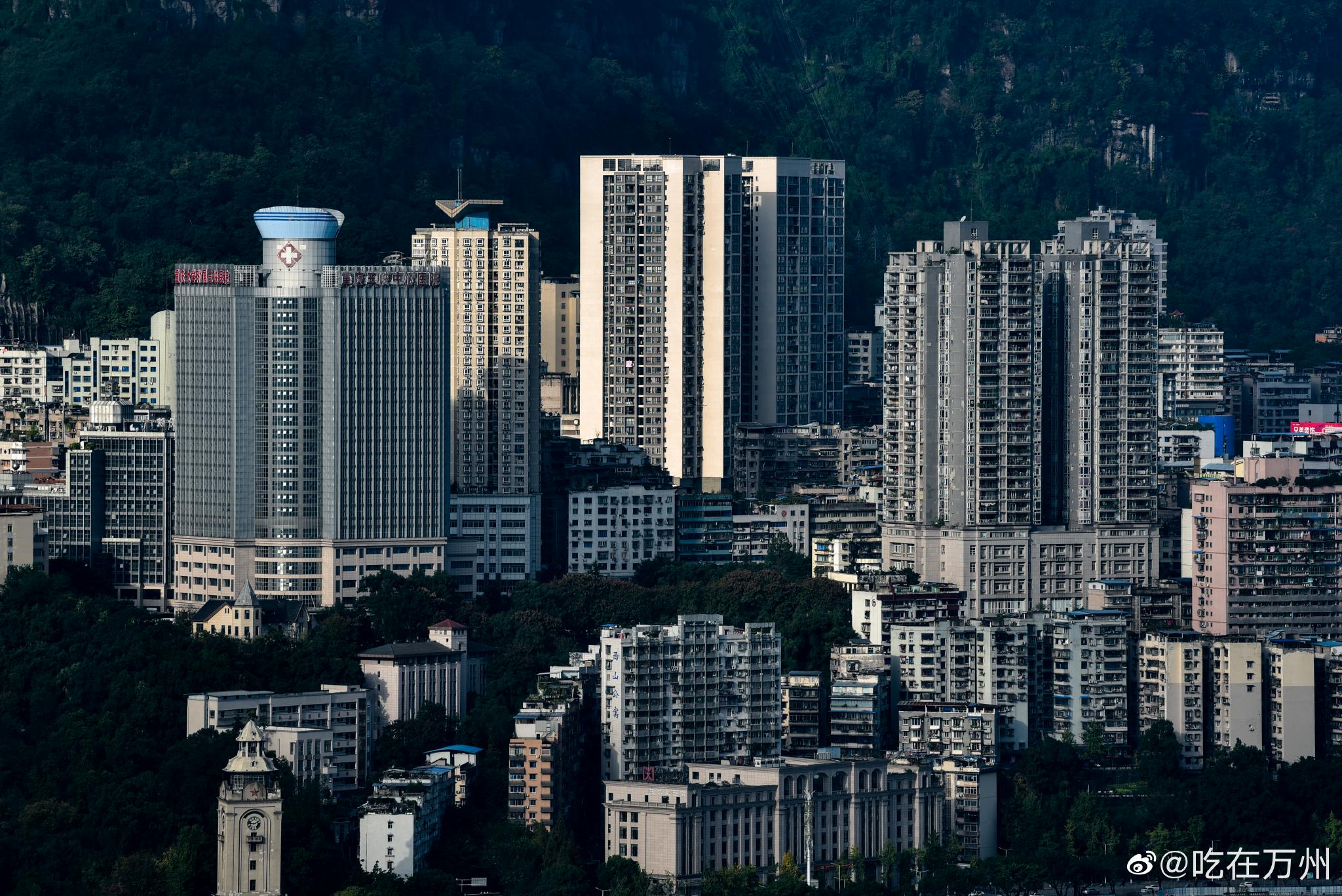 万州城市发展日新月异长江穿城而过高楼大桥林立
