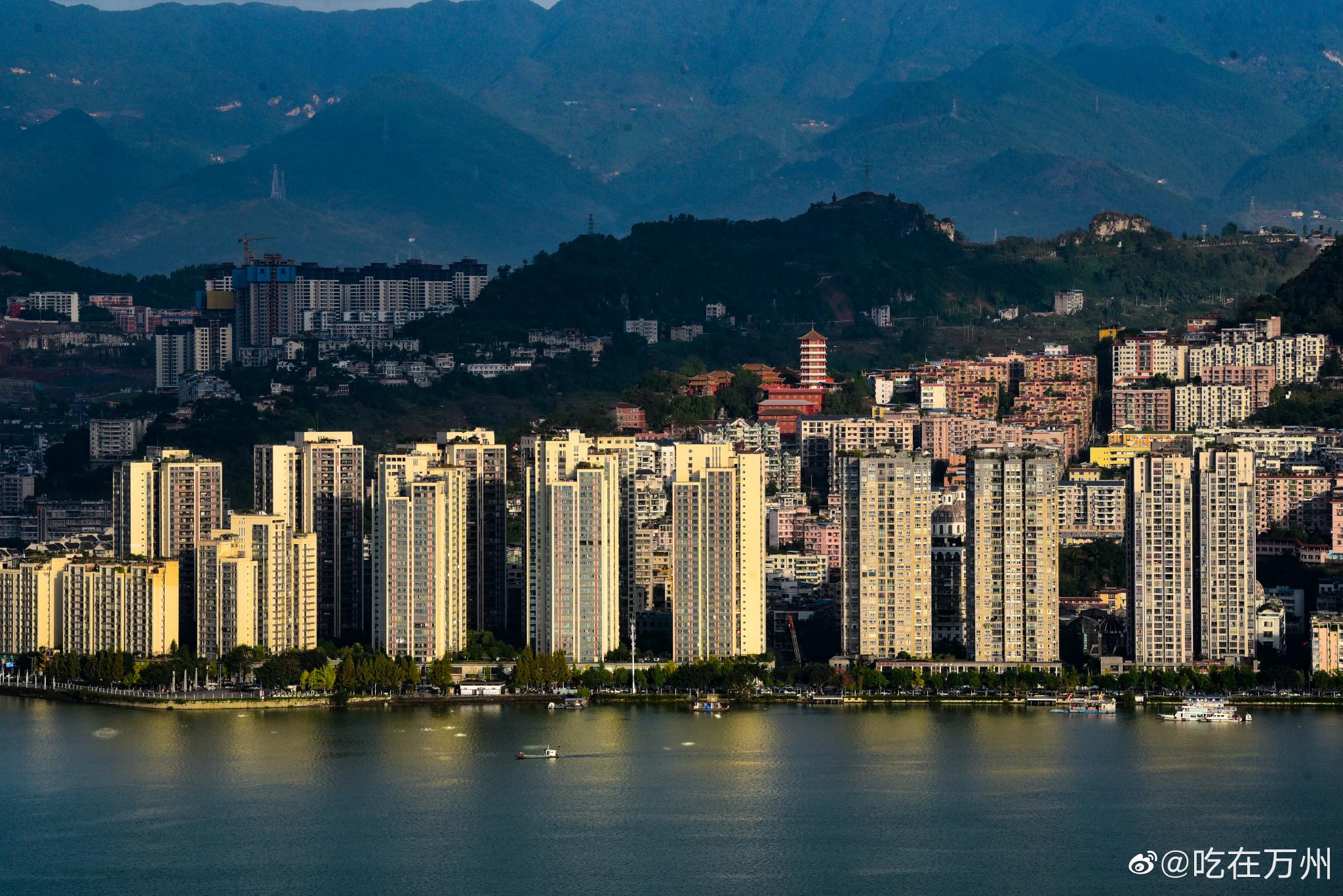 万州城市发展日新月异长江穿城而过高楼大桥林立