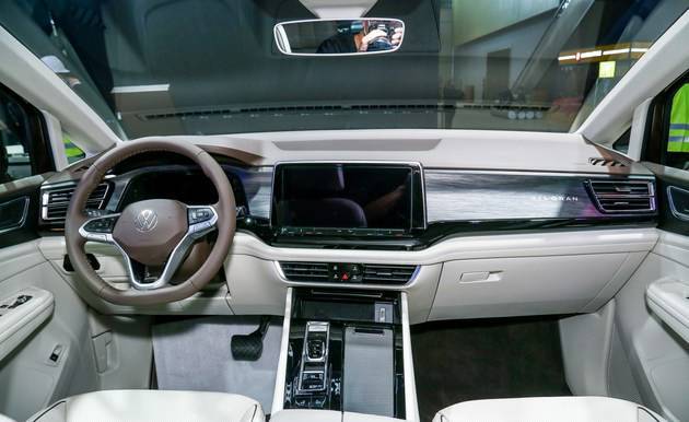 上汽大众早已新途观l上就采用了悬浮式中控屏,此次威然改款之后也用上