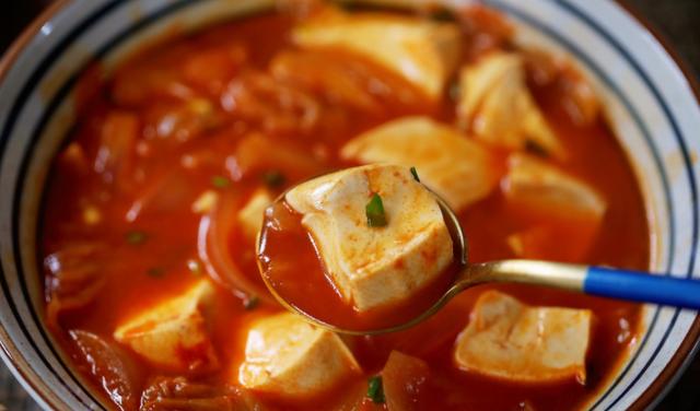 轻松几步搞定韩式泡菜豆腐汤,每一口酸酸辣辣的,好过瘾