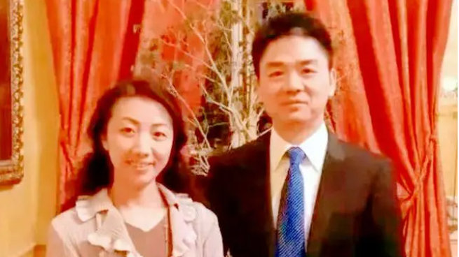 刘强东与初恋罕见同框！女方成熟知性大方，站一起比奶茶更像夫妻|京东|刘强东|刘强_新浪新闻