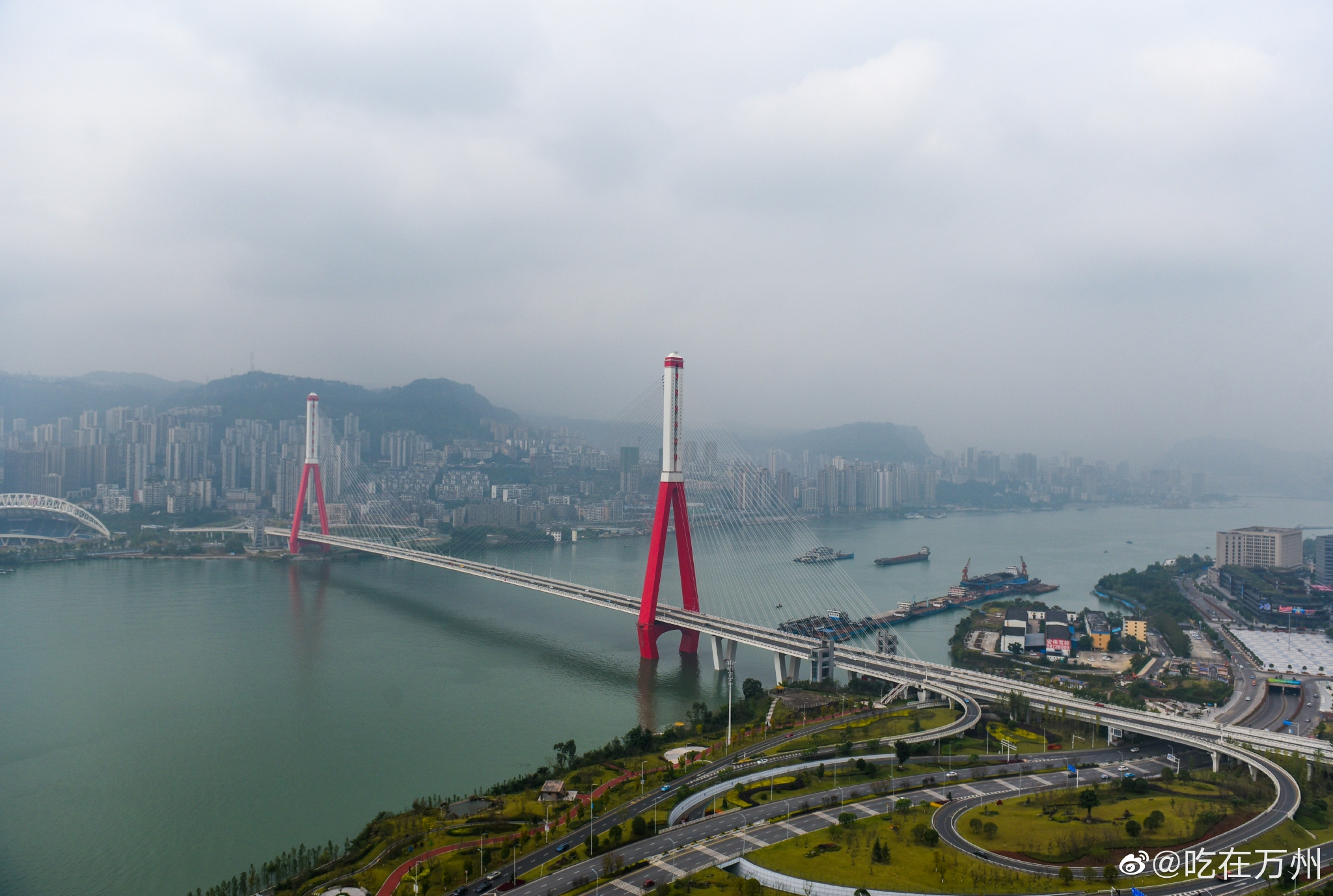 万州城市发展日新月异长江穿城而过高楼大桥林立