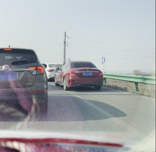 放假了就“撒欢”？@鄂A55H95、鄂A1306Q，你们都被拍了！休闲区蓝鸢梦想 - Www.slyday.coM