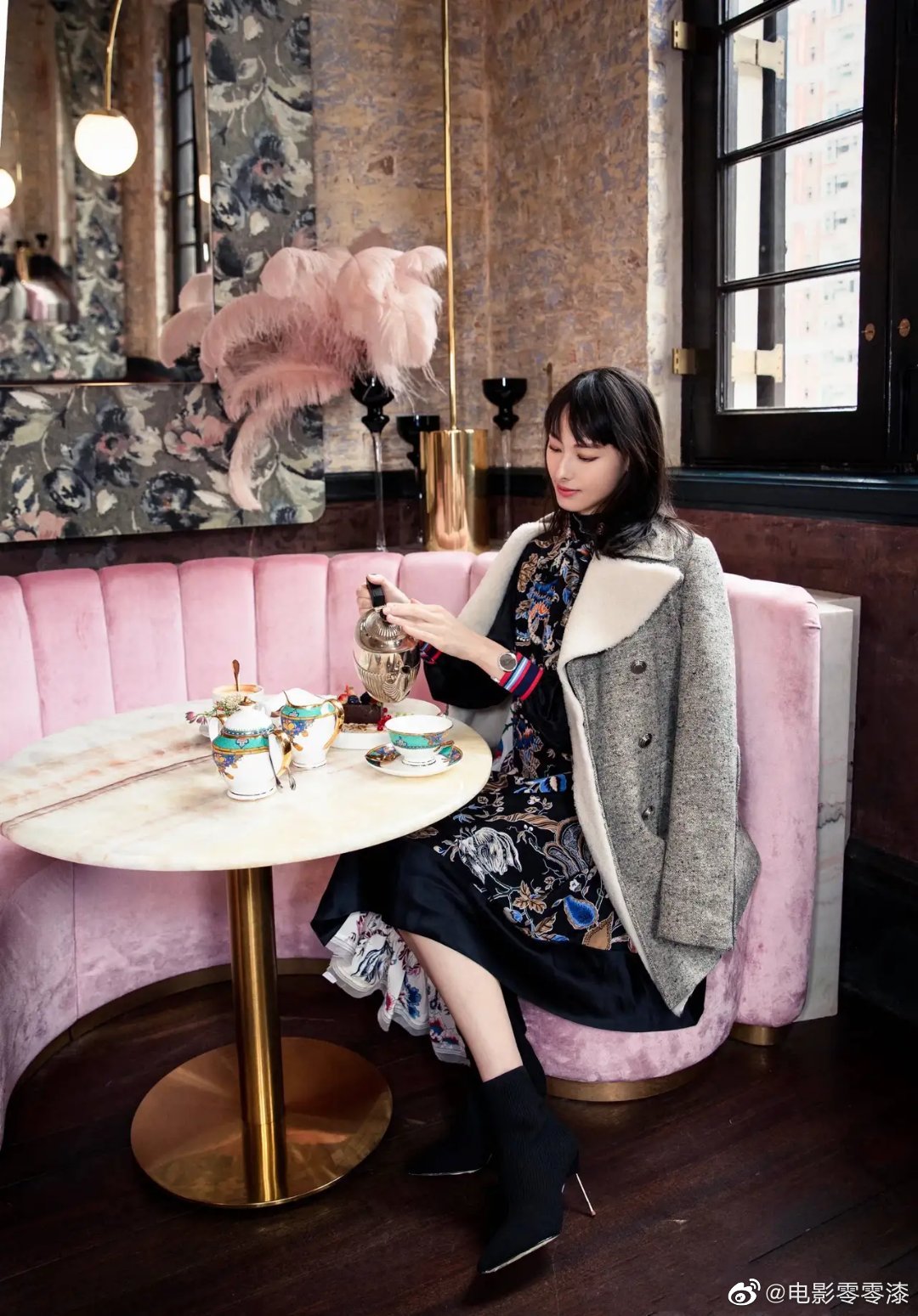 梁洛施身穿黑底花色印花裙,外搭灰色毛呢大衣喝下午茶……_高清图集