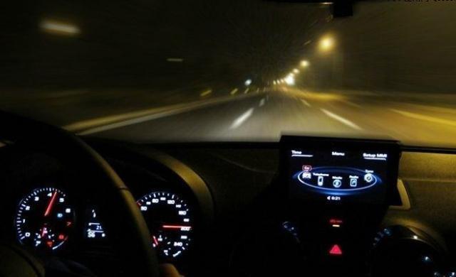 夜间跑高速,后面的车却一直开着远光灯,你该怎么办?