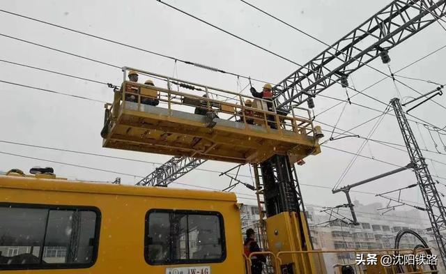 苏家屯车辆段检车员顶风冒雪,加强轮轴,制动管系和悬吊件等重点部位的