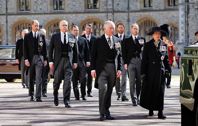 哈里在亲王葬礼上冷漠表情遭吐槽燕尾西装真帅决定推迟回美国