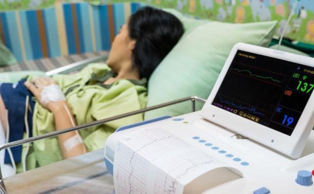 做胎心监护时，医生在孕肚子上面敲铁盘，网友：这盘子是老演员了休闲区蓝鸢梦想 - Www.slyday.coM