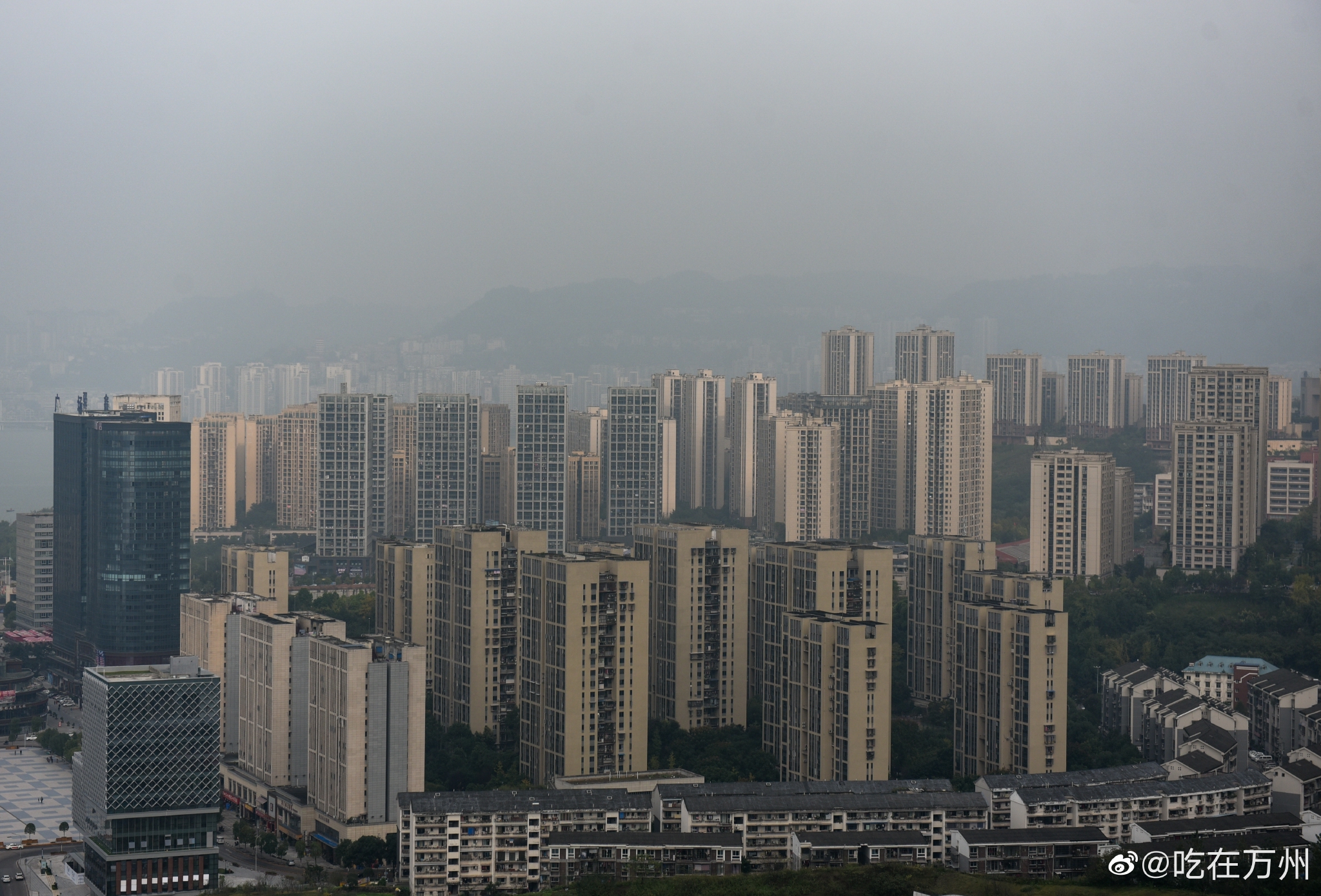 万州城市发展日新月异长江穿城而过高楼大桥林立