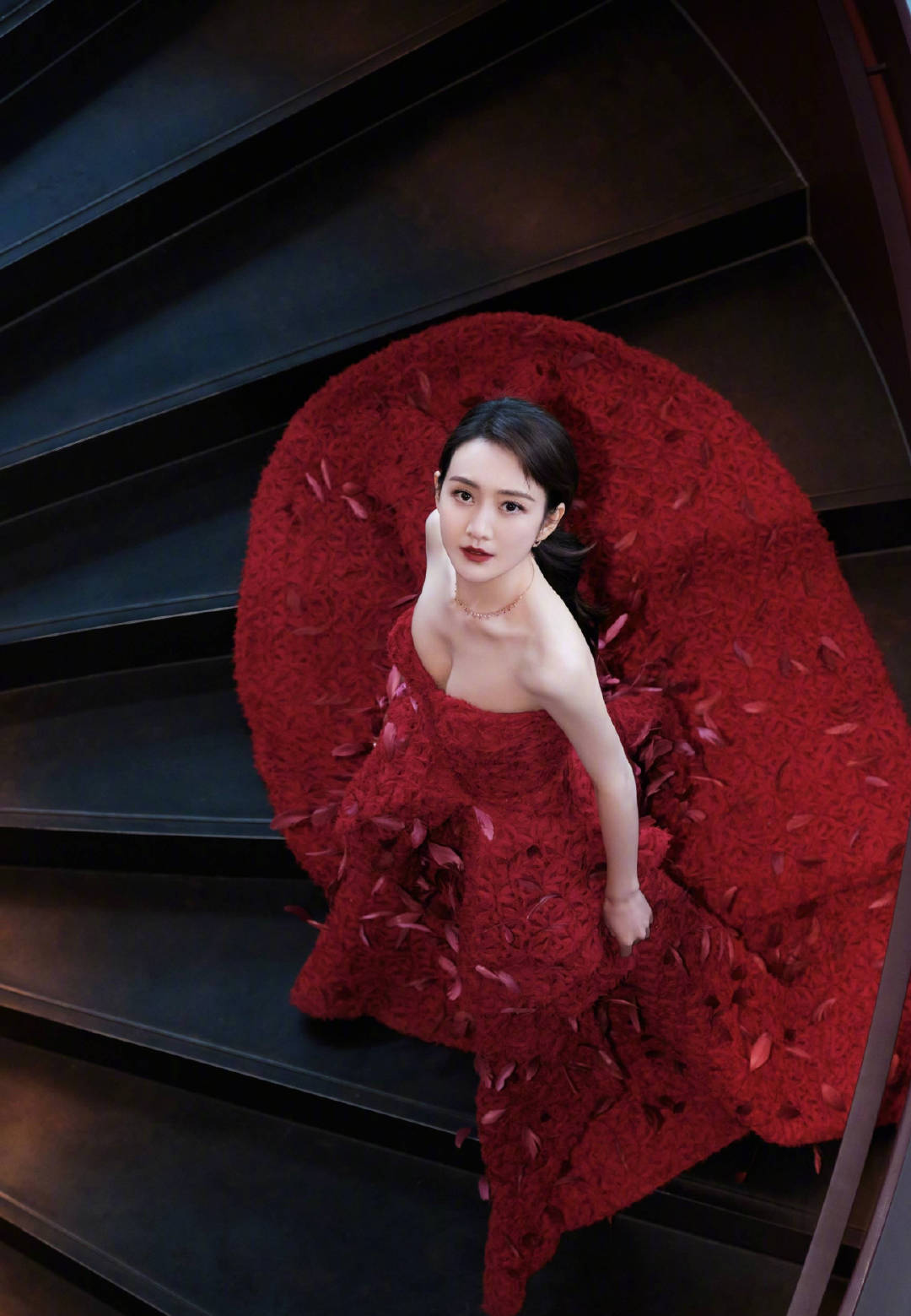 王鸥 身穿红色羽毛抹胸礼服,波浪卷发尽显熟女气质__财经头条