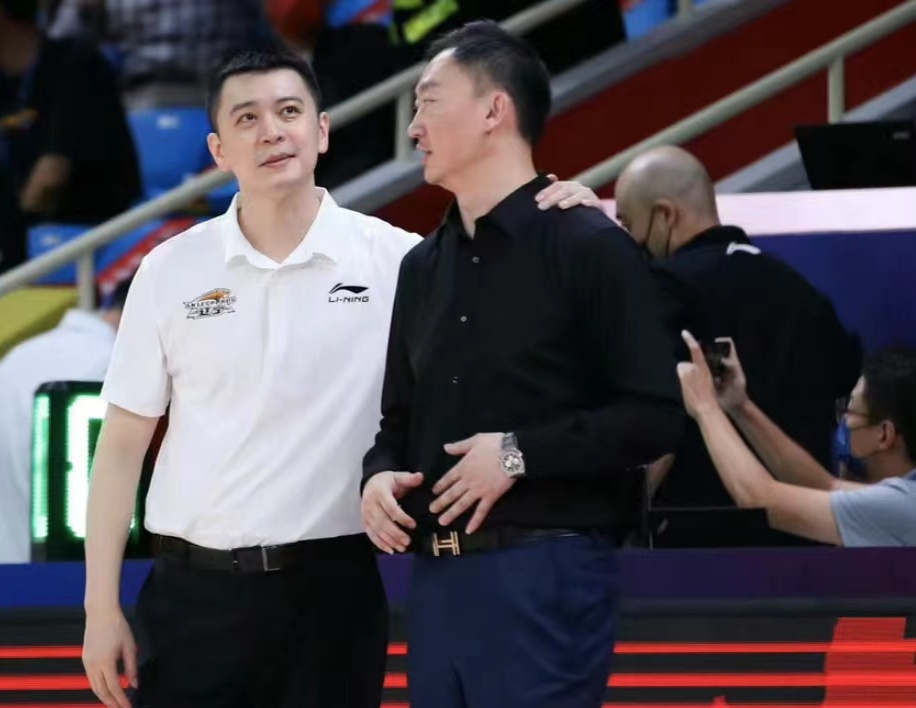 商业互吹!杨鸣称赞刘维伟值得辽篮重视,后者调侃发际线太喜感