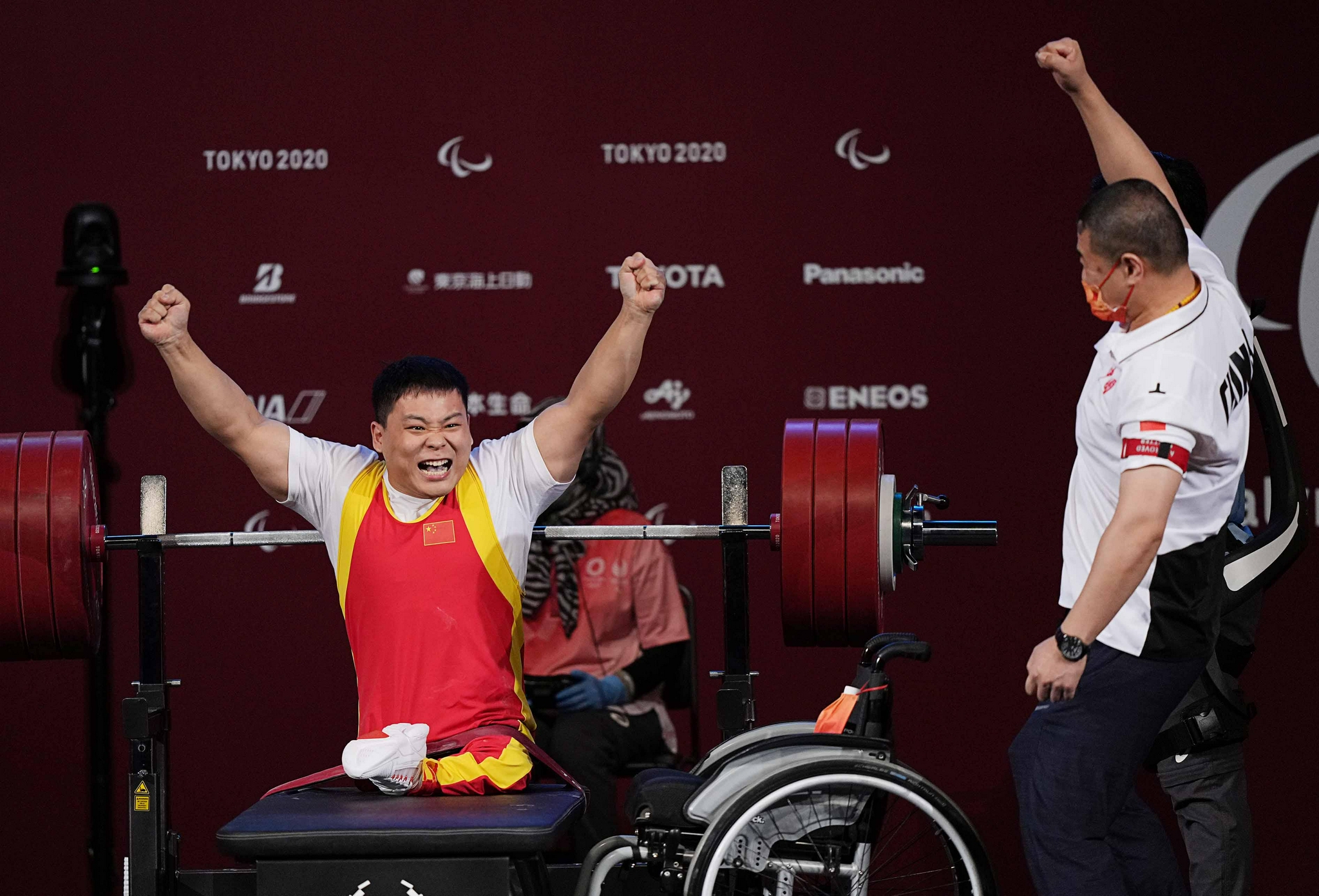 当日,在东京残奥会举重项目男子59公斤级决赛中, 中国选手齐勇凯获得