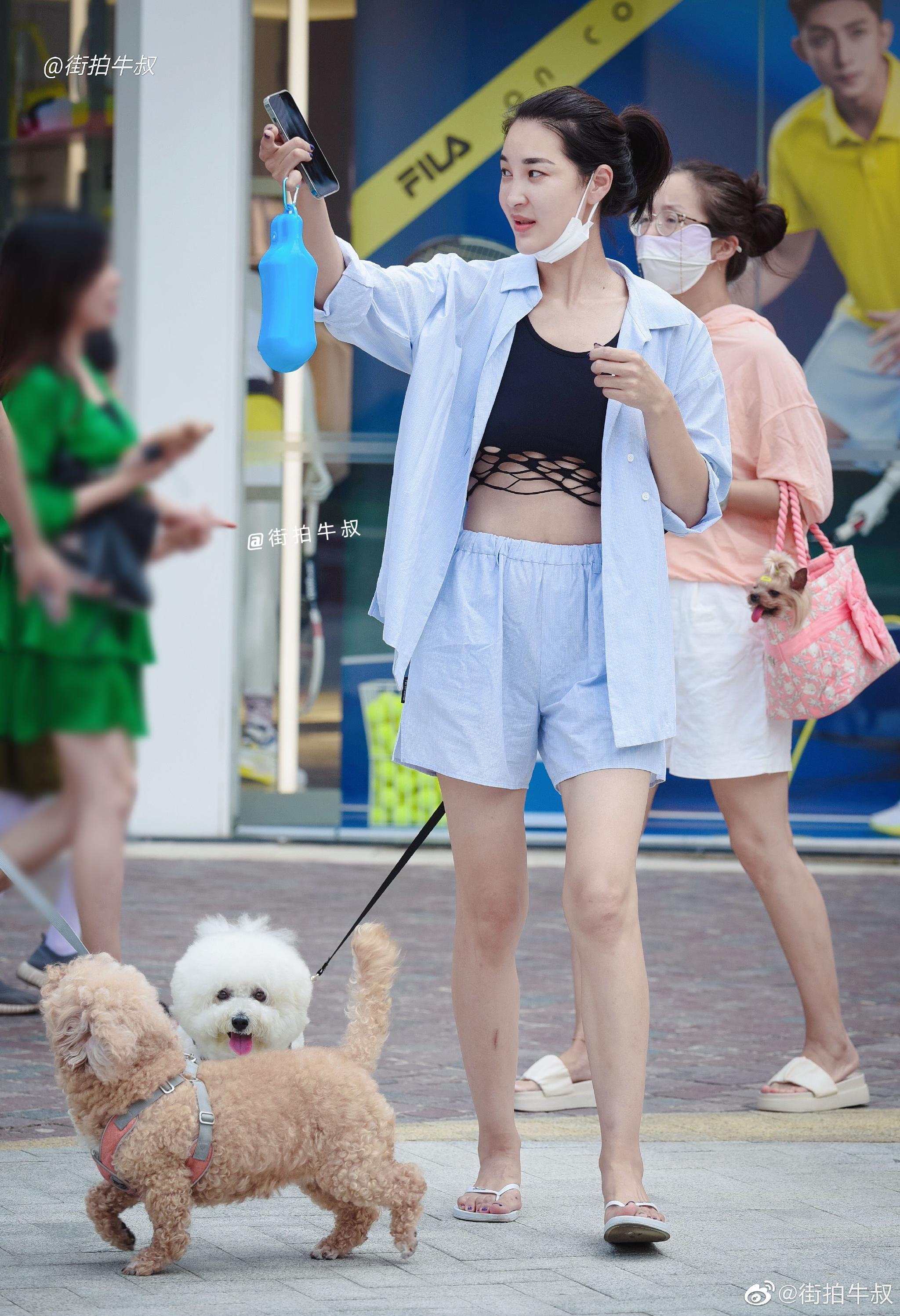 盐系穿搭蓝色衬衫短裤人字拖