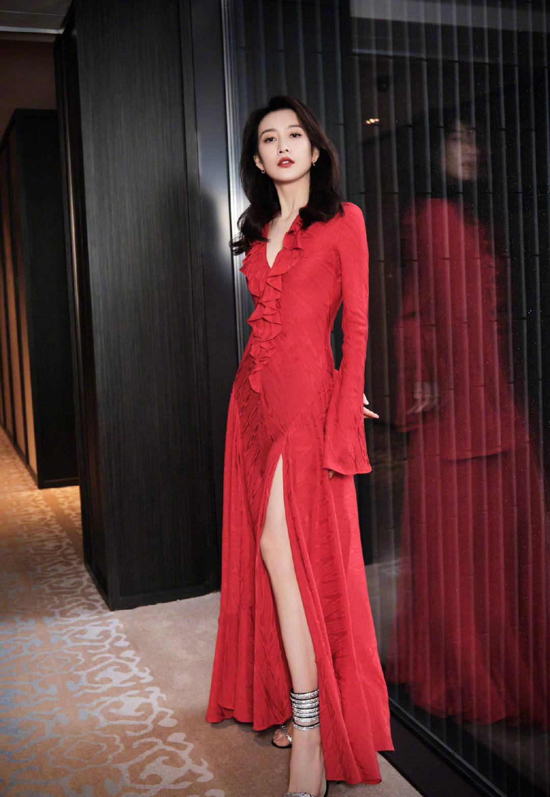 王鸥 身穿红色羽毛抹胸礼服,波浪卷发尽显熟女气质__财经头条