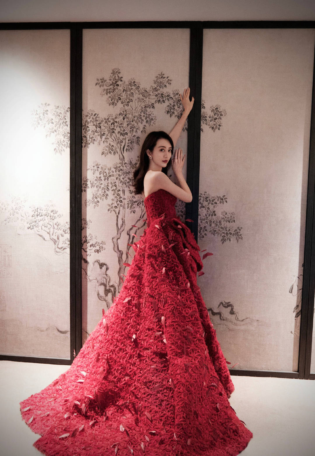 王鸥 身穿红色羽毛抹胸礼服,波浪卷发尽显熟女气质__财经头条