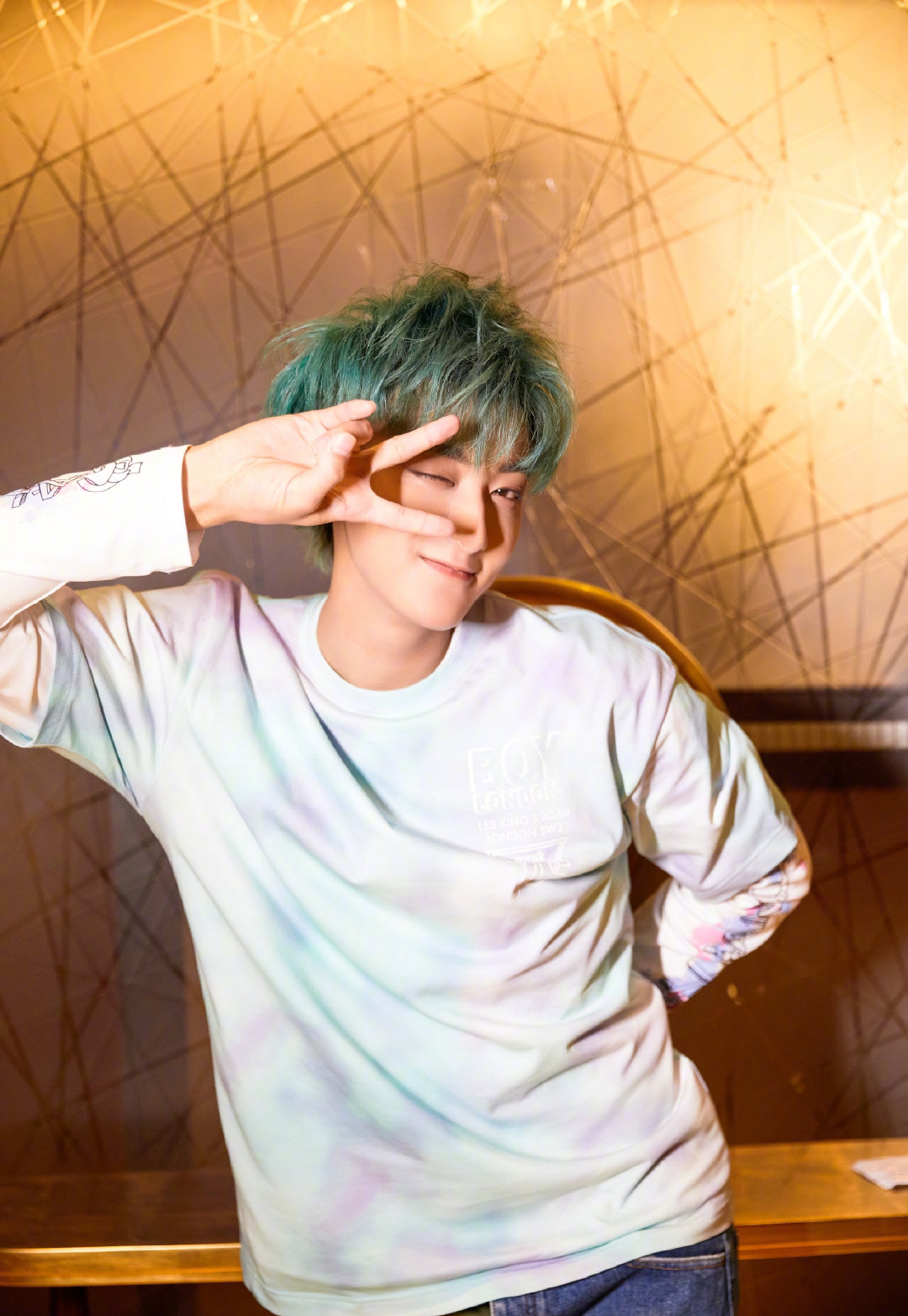 黄子韬|一则私服分享绿色渐变头发点缀扎染胶印老鹰