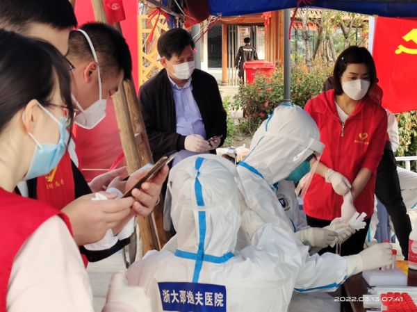 “我是护士，我可以帮忙！”杭州这个核酸检测点里，她们协助采样500余人休闲区蓝鸢梦想 - Www.slyday.coM