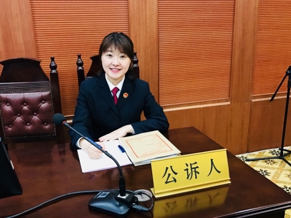 面对34名被告,30多名辩护律师的轮番提问,她如何做到让他们心服口服