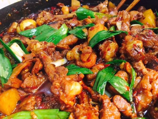 叛逆间还不按套出牌,辣子鸡火锅如同"杨过"一般聪颖好学,辣子鸡是贵阳