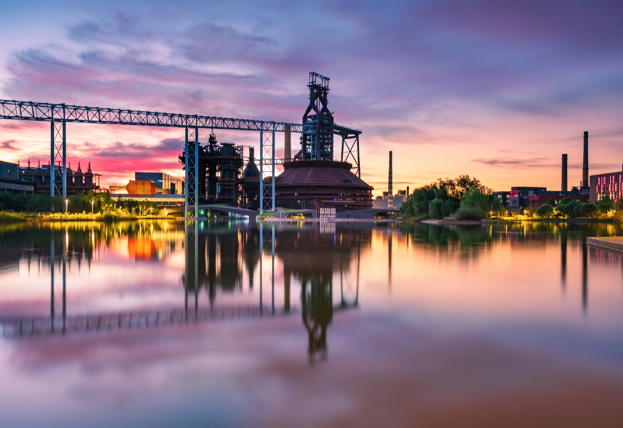 这张首钢园三高炉火烧云图片……__财经头条