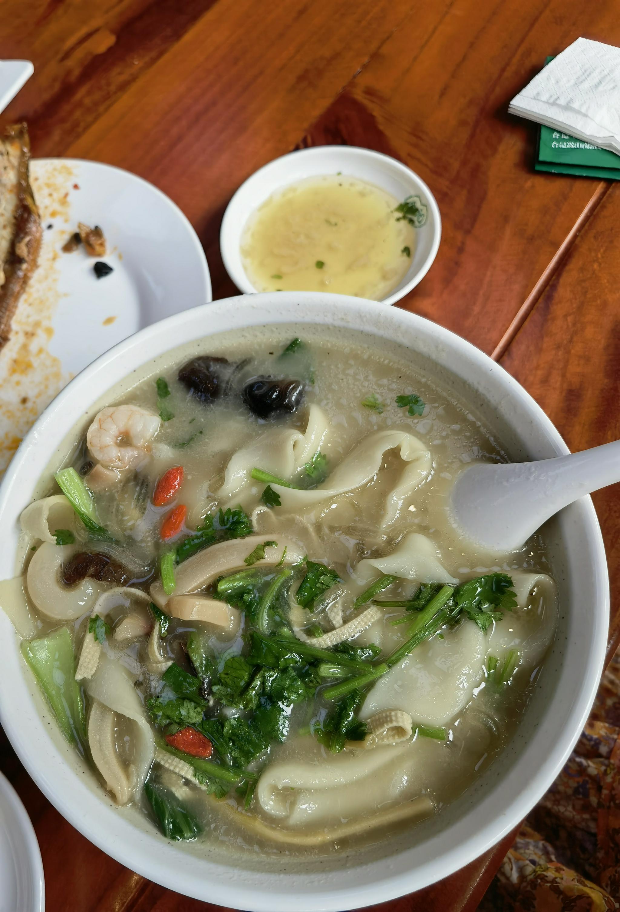 烩面好吃就是太油了我把油用勺子盛撇到一边再吃就刚好