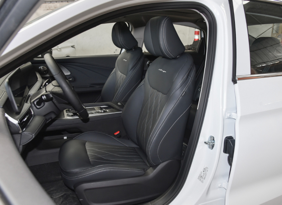 兼顾实用与运动，吉利缤瑞COOL对比奇瑞艾瑞泽8