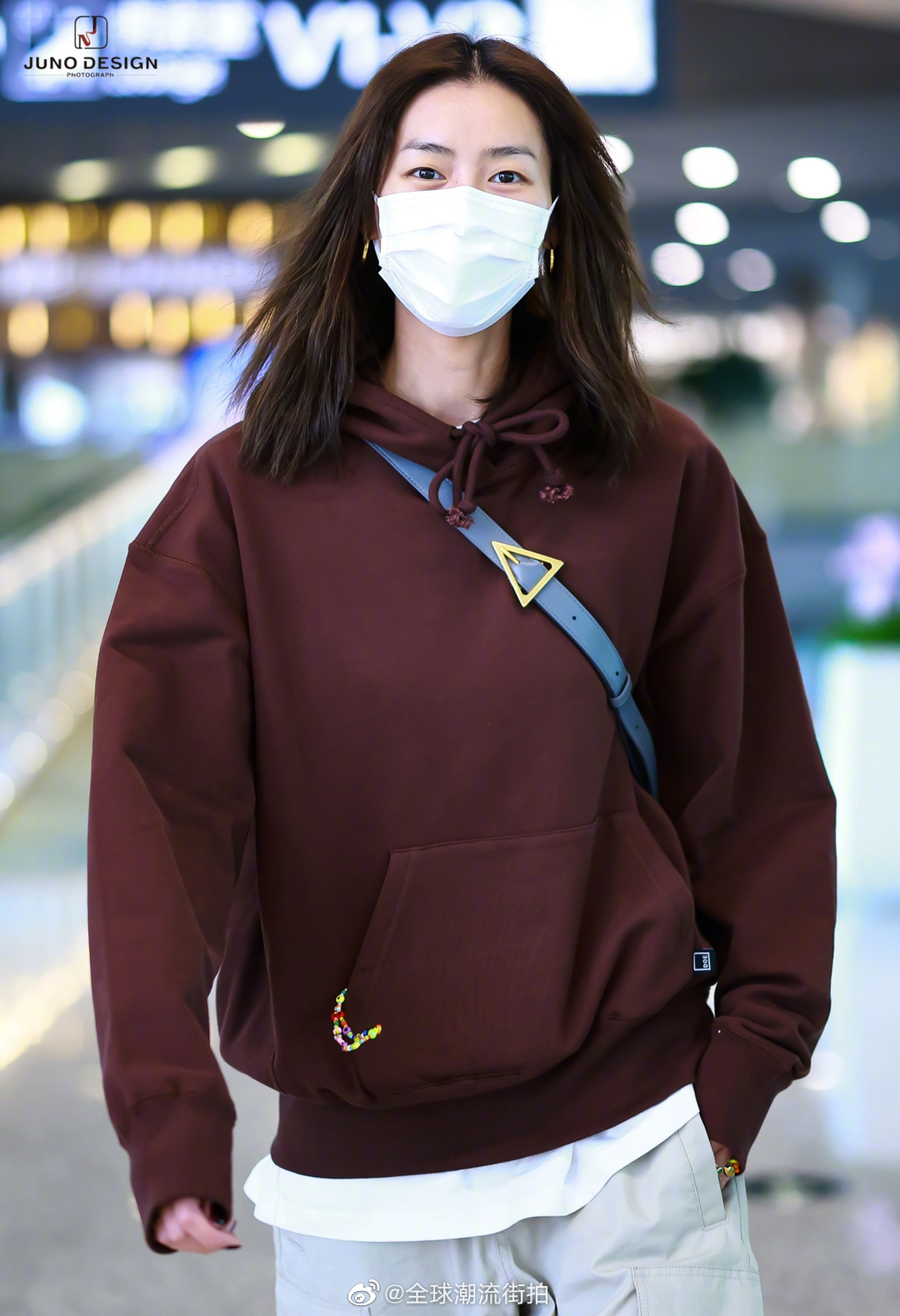 刘雯今日机场look更新 叠穿巧克力色卫衣搭配米色工装裤……__财经