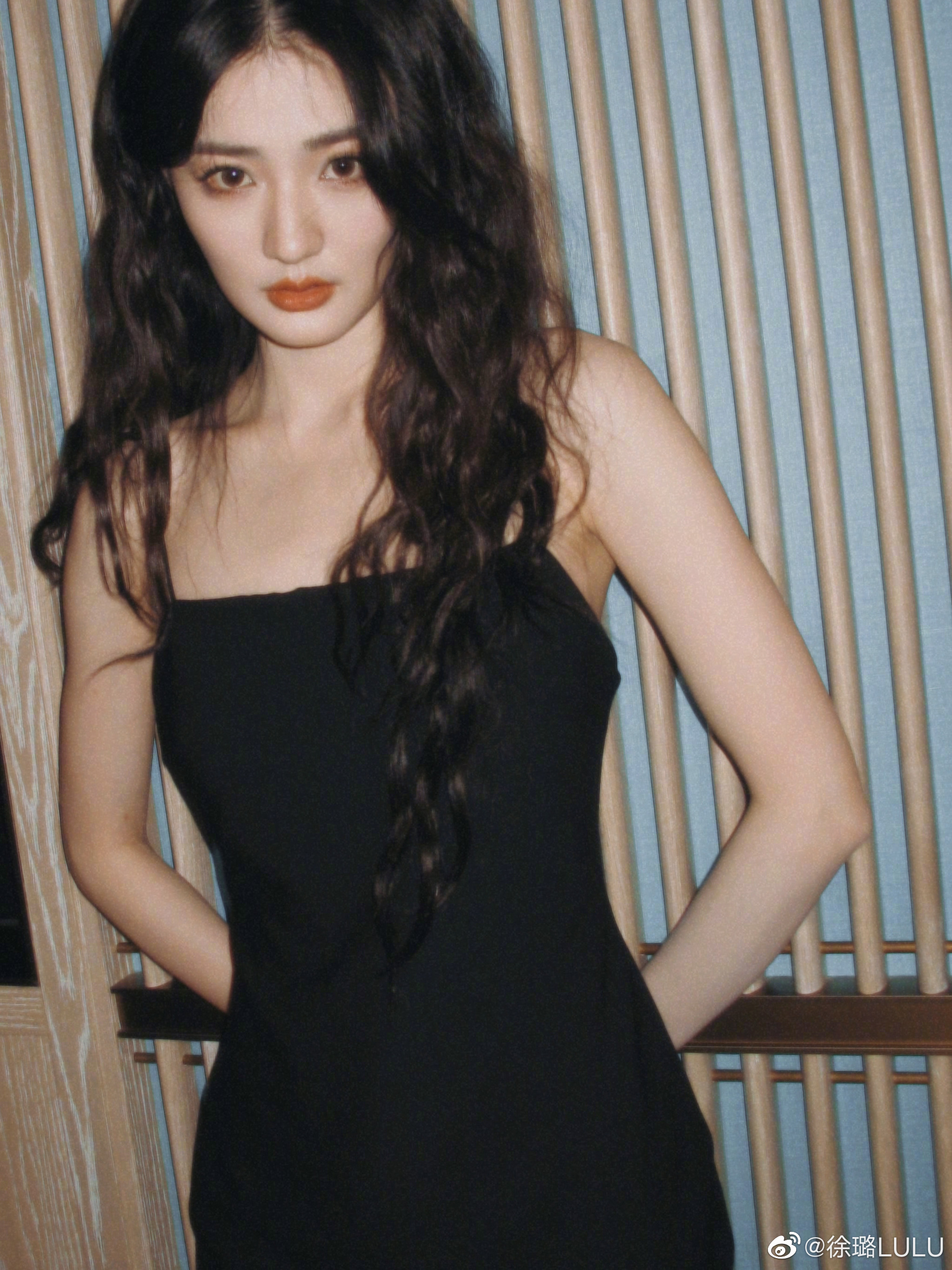 徐璐黑色吊带裙造型随拍,大波浪卷发介个ccd可以 美到我失语|徐璐