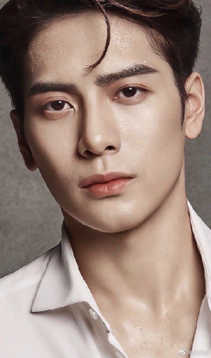 王嘉尔最新街拍,露出额头的港风男友,五官优越