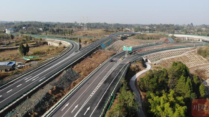 广安市过境高速公路终于实现全线通车两天后,广安市委六届二次全会暨