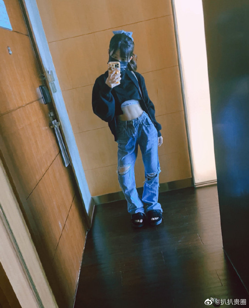 赖美云秀马甲线,却把自己拍成了瓷娃娃,好可爱啊