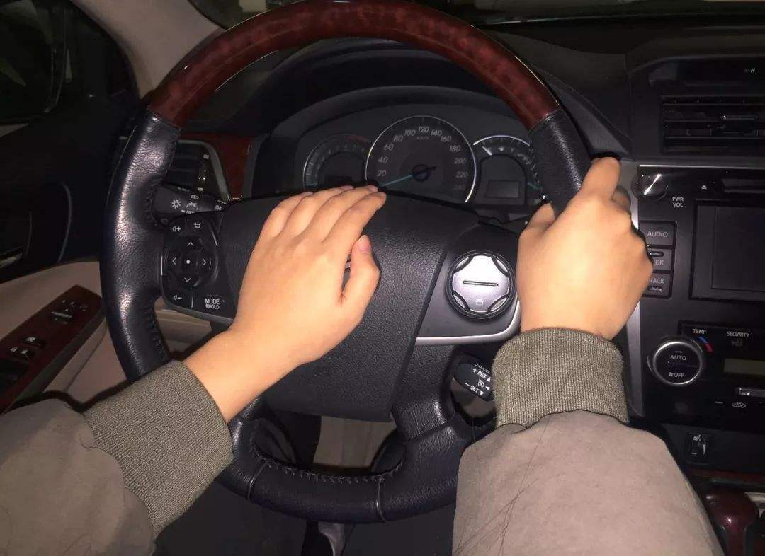 要是这人用这种方向盘握姿开车,那他的另一只手多半是搭在车门上