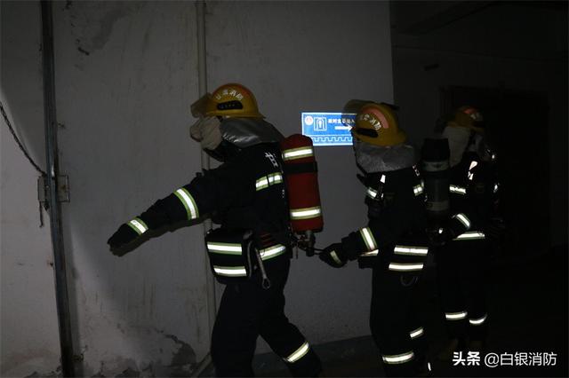 白银市消防救援支队安全员和紧急救助小组培训系列报道六：扎实开展地下建筑黑暗环境中方位识别与撤离训练休闲区蓝鸢梦想 - Www.slyday.coM