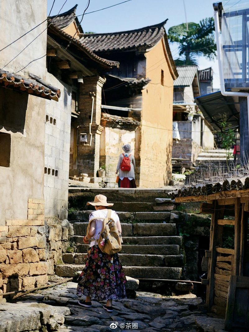 虽然它的声名鹊起较倚邦为晚,但由于它有老茶存世,有老街,老故事存留