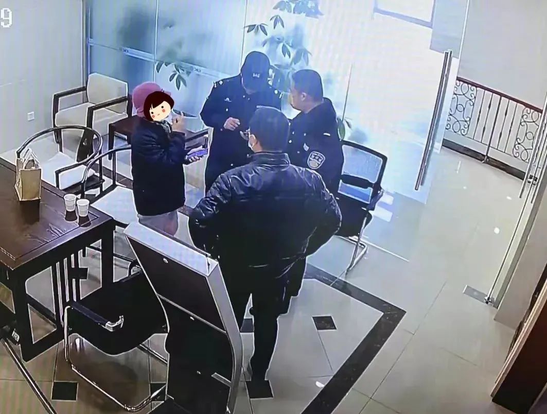 七旬阿婆在ATM机前存款，5000元却“不翼而飞”？“银行侦探”快速破案……休闲区蓝鸢梦想 - Www.slyday.coM