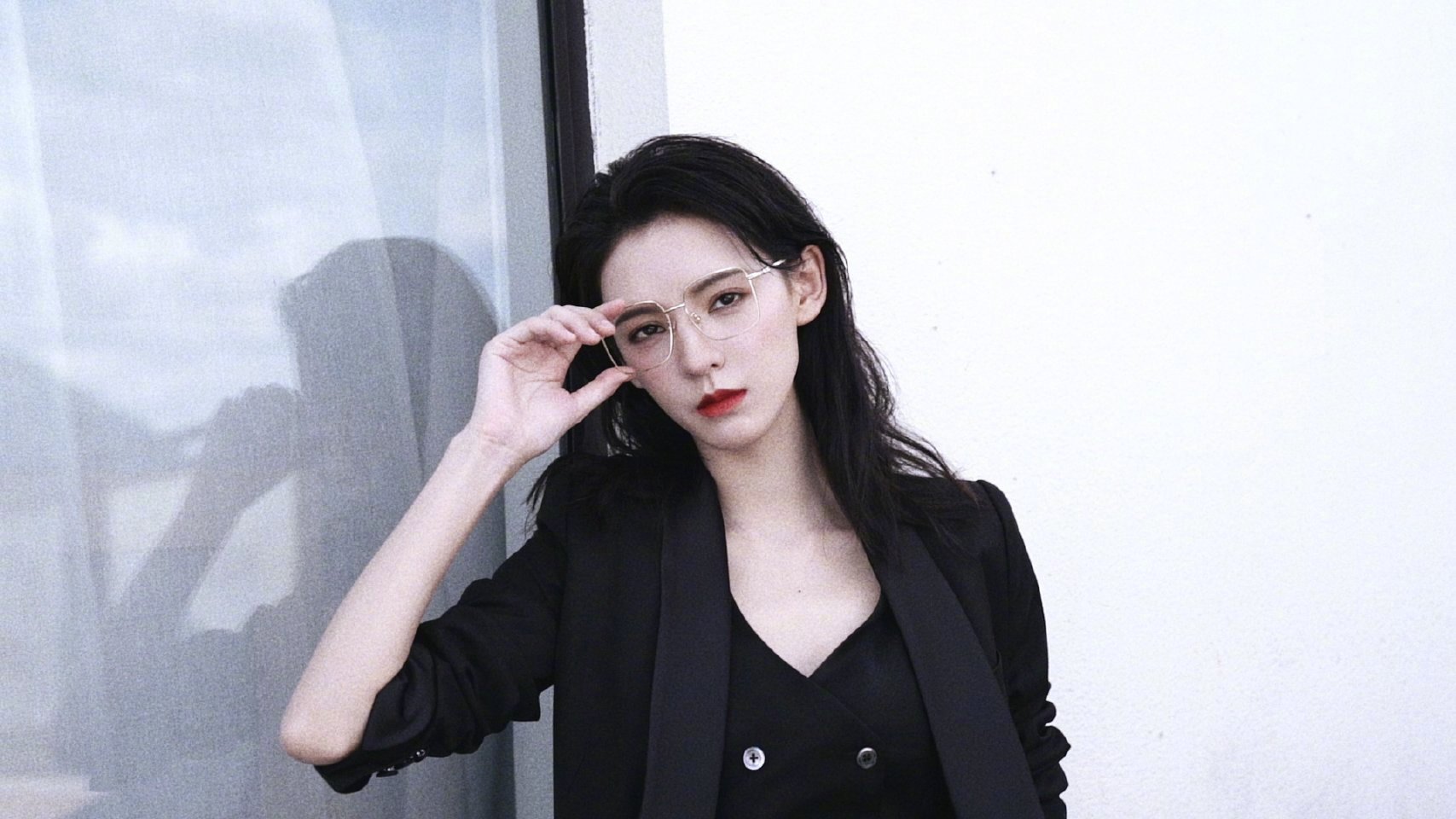 张予曦微博晒沉浸式雅痞妆vlog救命