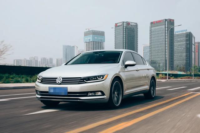 天籁加速略胜迈腾380TSI，日产“超变擎”显露硬核底色