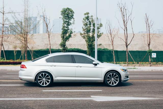 天籁加速略胜迈腾380TSI，日产“超变擎”显露硬核底色