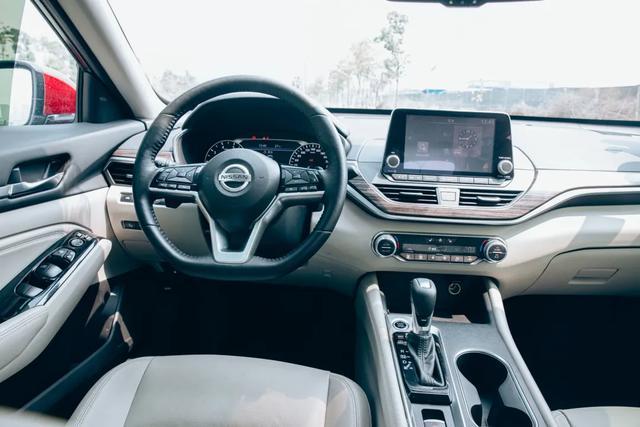 天籁加速略胜迈腾380TSI，日产“超变擎”显露硬核底色