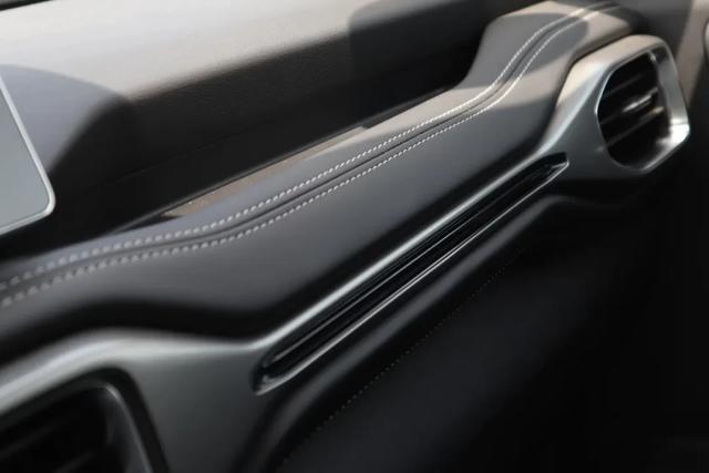 首试吉利豪越：MPV味浓郁的大SUV，开起来却像个灵活的胖子