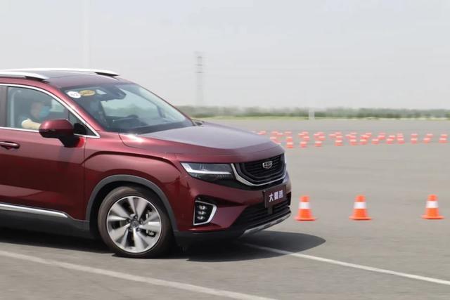 首试吉利豪越：MPV味浓郁的大SUV，开起来却像个灵活的胖子