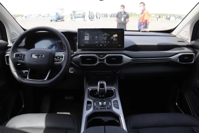 首试吉利豪越：MPV味浓郁的大SUV，开起来却像个灵活的胖子