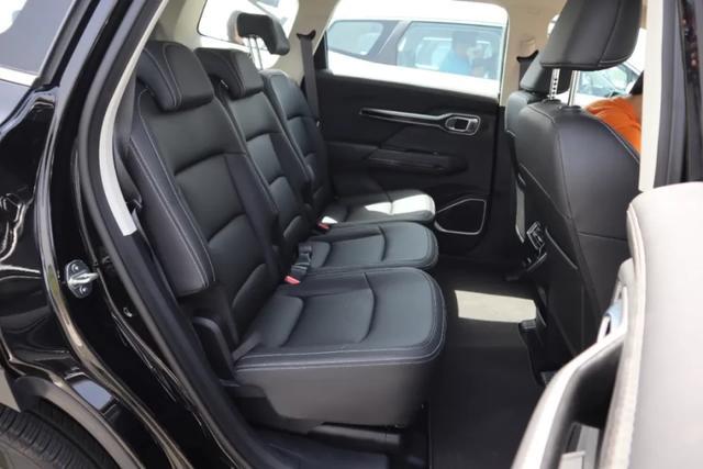 首试吉利豪越：MPV味浓郁的大SUV，开起来却像个灵活的胖子