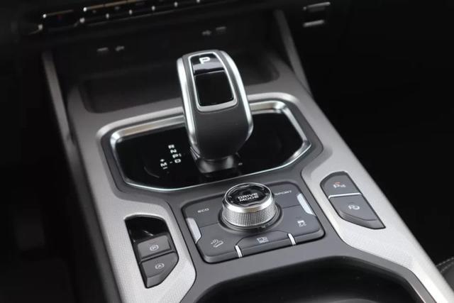 首试吉利豪越：MPV味浓郁的大SUV，开起来却像个灵活的胖子