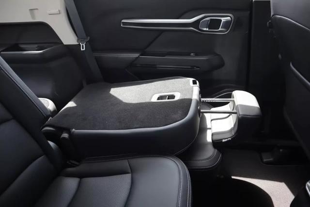 首试吉利豪越：MPV味浓郁的大SUV，开起来却像个灵活的胖子