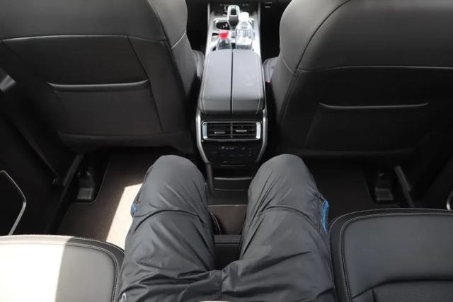 首试吉利豪越：MPV味浓郁的大SUV，开起来却像个灵活的胖子