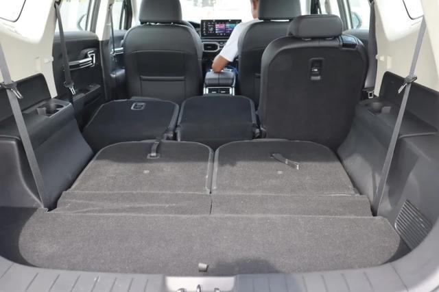 首试吉利豪越：MPV味浓郁的大SUV，开起来却像个灵活的胖子