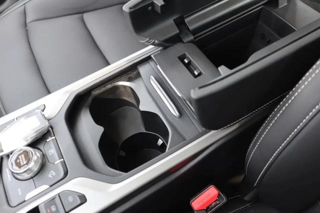 首试吉利豪越：MPV味浓郁的大SUV，开起来却像个灵活的胖子