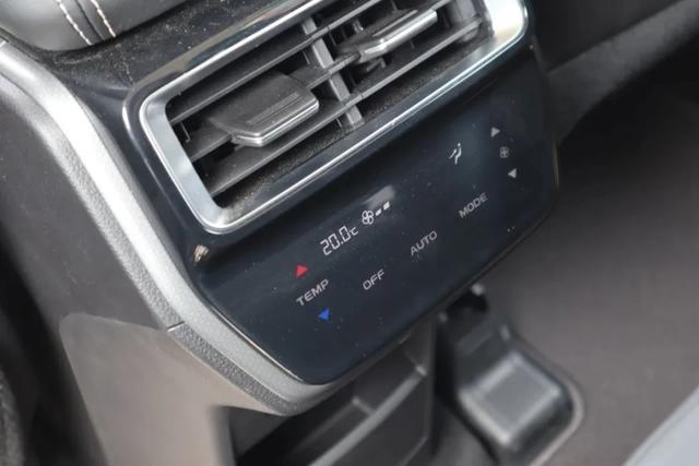 首试吉利豪越：MPV味浓郁的大SUV，开起来却像个灵活的胖子